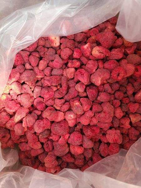 PREMIUM VIETNAMESE FREEZE-DRIED STRAWBERRIES (FD) – LIGHT, CRISP FRUIT INGREDIENT FOR WHOLESALE EXPORT 3