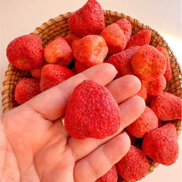 PREMIUM VIETNAMESE DRIED STRAWBERRY SLICES – BULK BAKERY INGREDIENT FOR CAKE DECORATION AND WHOLESALE EXPORT