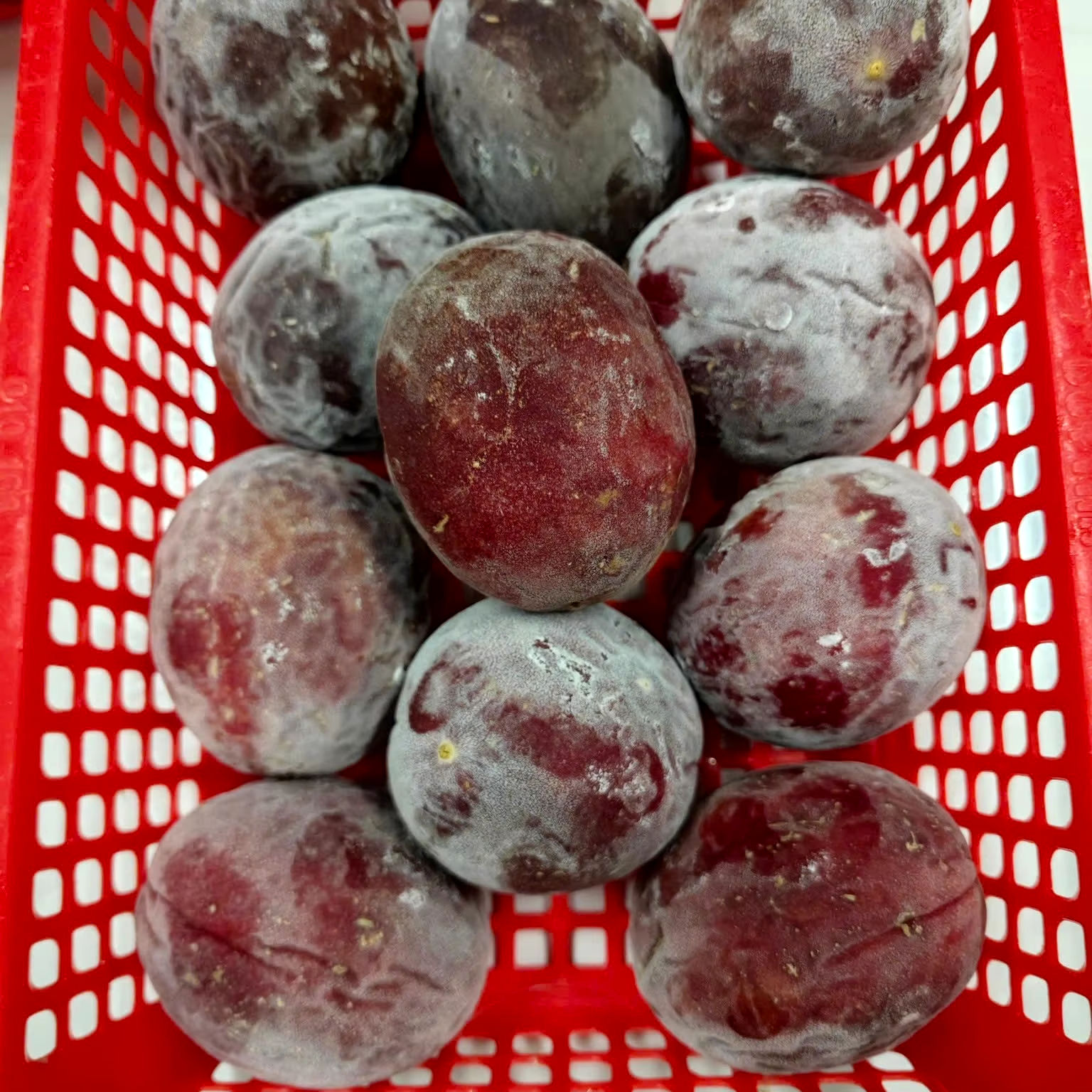 PREMIUM VIETNAMESE NATURAL FROZEN PASSION FRUIT – HIGH-QUALITY TROPICAL FRUIT INGREDIENT FOR BEVERAGES AND WHOLESALE EXPORT